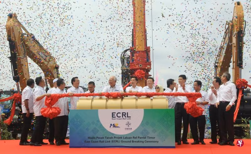 Ông Najib Razak và các quan chức hai nước tham dự lễ khởi công tuyến đường sắt ERCL
