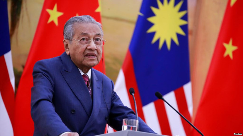 Ông Mahathir Mohamad phát biểu tại cuộc họp báo ở Bắc Kinh tuyên bố Malaysia hủy bỏ 2 dự án hợp tác với Trung Quốc thuộc kế hoạch “Vành đai, con đường”