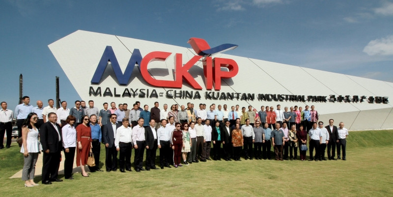 Các quan chức hai bên chụp ảnh chung khi mở cửa MCKIP năm 2013