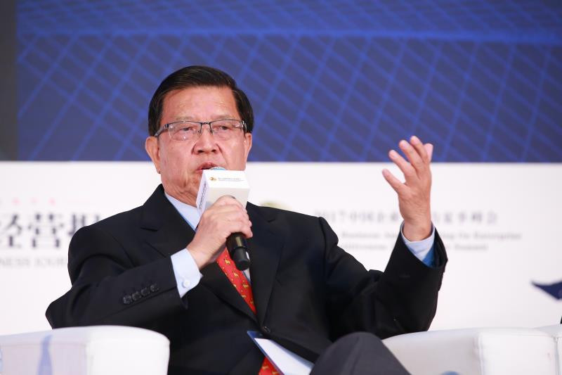 Cựu Bộ trưởng Ngoại thương Long Vĩnh Đồ cho rằng ông Hồ An Cương đã “dẫn dắt sai lầm tầng lớp ra quyết sách và xã hội Trung Quốc”. Cựu Bộ trưởng Ngoại thương Long Vĩnh Đồ cho rằng ông Hồ An Cương đã “dẫn dắt sai lầm tầng lớp ra quyết sách và xã hội Trung Quốc”.