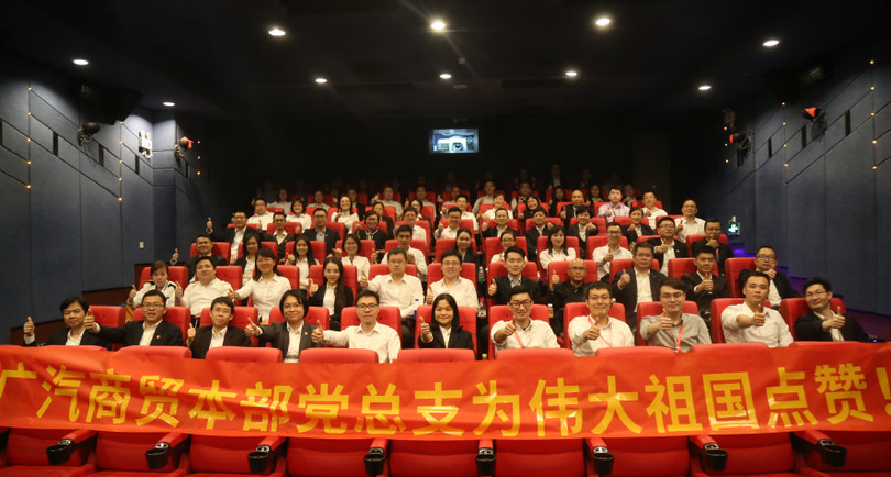 Mang biểu ngữ đi xem phim tập thể Mang biểu ngữ đi xem phim tập thể