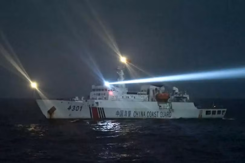 Tàu hải cảnh Trung Quốc đối đầu với tàu chiến Indonesia ban đêm trên biển Natuna (Ảnh: Đa Chiều)