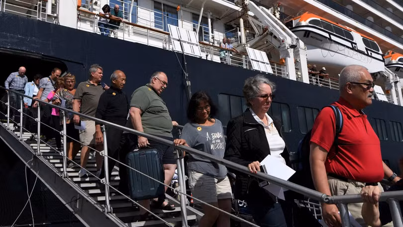 1.200 hành khách đã lên bờ ở Sihanoukville (Ảnh: AFP) 1.200 hành khách đã lên bờ ở Sihanoukville (Ảnh: AFP)