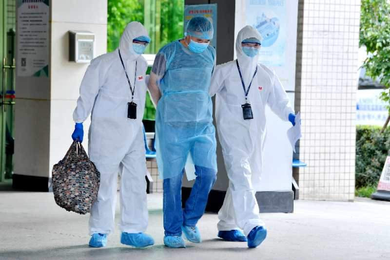 Trương X Trí bị cảnh sát Hải Nam bắt điều tra xử lý ngay sau khi xuất viện (Ảnh: Guancha)