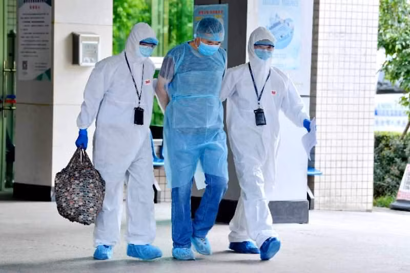 Trương X Trí bị cảnh sát Hải Nam bắt điều tra xử lý ngay sau khi xuất viện (Ảnh: Guancha)