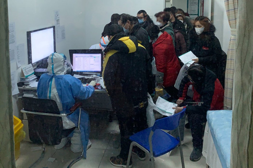 Các bệnh nhân chờ đợi để được khám bệnh (Ảnh: The New York Times)