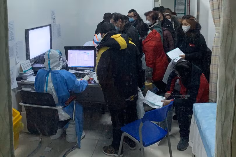 Các bệnh nhân chờ đợi để được khám bệnh (Ảnh: The New York Times) Các bệnh nhân chờ đợi để được khám bệnh (Ảnh: The New York Times)