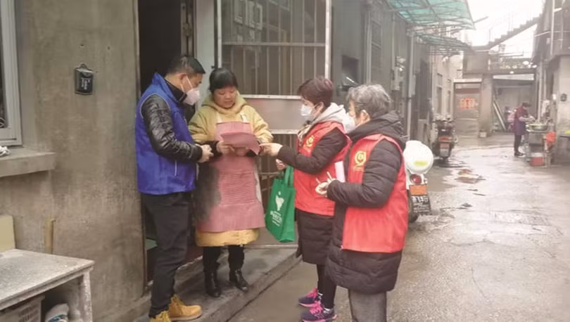 Bắt đầu kiểm tra, rà soát kiểu cuốn chiếu từng hộ, không để sót một gia đình hay một người nào (Ảnh: Sina)