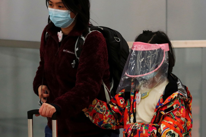 Một đứa trẻ đội mũ chống nắng thường được sử dụng vào mùa hè được bọc bằng màng nhựa trong suốt. (Ảnh: Reuters)