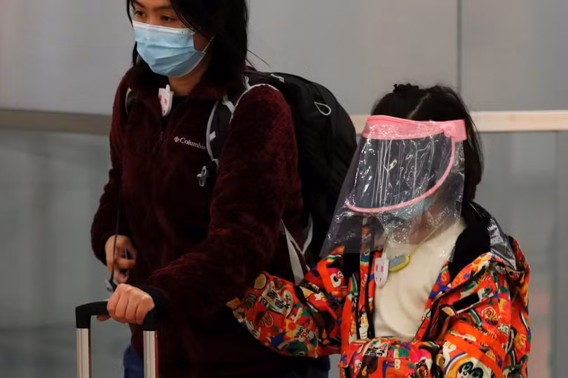 Một đứa trẻ đội mũ chống nắng thường được sử dụng vào mùa hè được bọc bằng màng nhựa trong suốt. (Ảnh: Reuters)