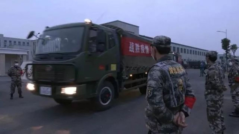 Quân đội đã được giao nhiệm vụ vận chuyển vật tư, hàng hóa bảo đảm cho đời sống của người dân Vũ Hán (Ảnh: Guancha)