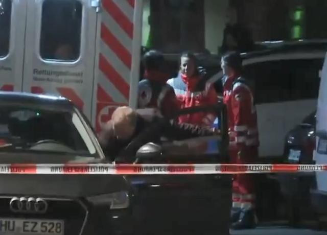 Nhân viên y tế tìm cứu các nạn nhân (Ảnh: 6do.net)