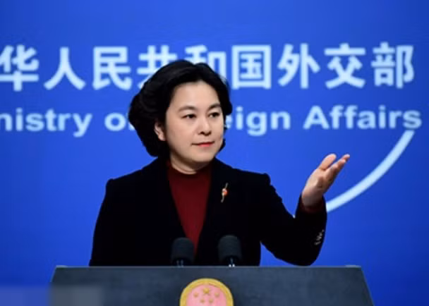 Người phát ngôn Bộ Ngoại giao Trung Quốc Hoa Xuân Oánh bị cộng đồng mạng phê phán vì thông tin thường xuyên thông báo tình hình dịch bệnh cho Mỹ từ đầu tháng 1 (Ảnh: Đa Chiều)