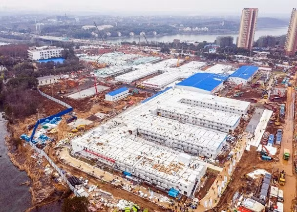 Bệnh viện ngàn giường Hỏa Thần Sơn đã đưa vào sử dụng 5 ngày nhưng chỉ có thể nhận 86 bệnh nhân, gây dị nghị (Ảnh: Đông Phương)