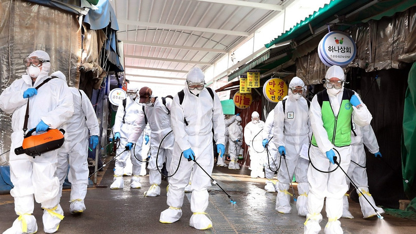 Các nhân viên phòng dịch khử trùng trong khu chợ ở Gyeongbuk (Ảnh: Yonhap)