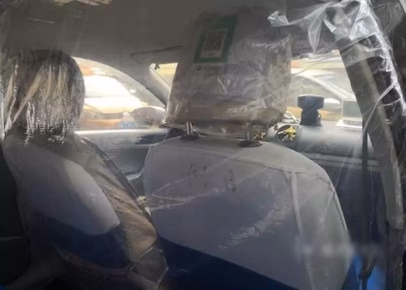 Giữa người lái xe và hành khách phía sau được cách ly bằng một màng nhự mỏng trong suốt. (Ảnh: Đông Phương)