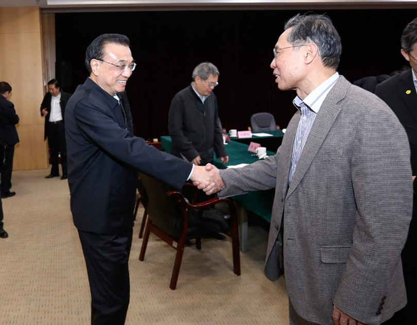 Thủ tướng Trung Quốc Lý Khắc Cường bắt tay Viện sỹ Chung Nam Sơn tại cuộc hội thảo xin ý kiến chuyên gia hôm 29/1/2020 (Ảnh: bjnews)