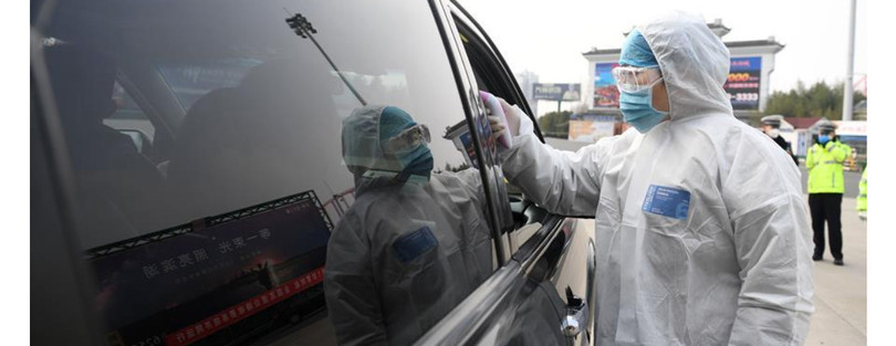 Nhân viên y tế đo thân nhiệt người đi đường ở Hồ Bắc (Ảnh: Guancha) Nhân viên y tế đo thân nhiệt người đi đường ở Hồ Bắc (Ảnh: Guancha)