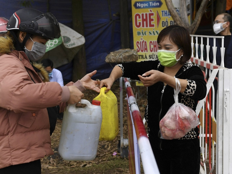 Các nhân viên cơ sở đảm nhiệm việc cung cấp nhu yếu phẩm sinh hoạt do người dân trong khu vực cách ly (Ảnh: AFP). Các nhân viên cơ sở đảm nhiệm việc cung cấp nhu yếu phẩm sinh hoạt do người dân trong khu vực cách ly (Ảnh: AFP).