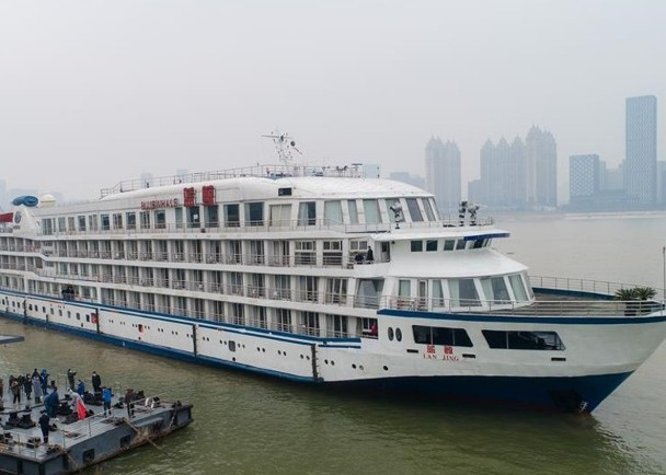 Tàu chở khách được Vũ Hán trưng dụng làm nơi ăn nghỉ cho các nhân viên y tế (Ảnh: Đông Phương)