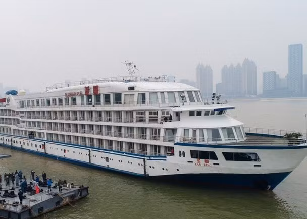 Tàu chở khách được Vũ Hán trưng dụng làm nơi ăn nghỉ cho các nhân viên y tế (Ảnh: Đông Phương)