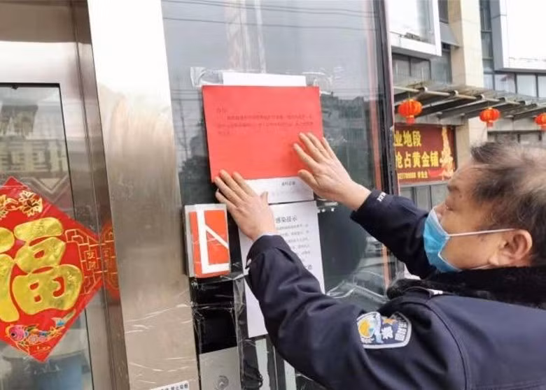 Chỉ các cửa hàng được cấp phép mới được mở cửa kinh doanh ở thành phố Hoàng Cương (Ảnh: Đa Chiều).