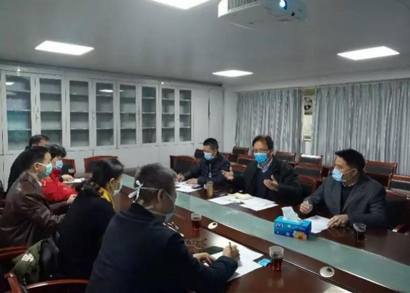 Ông Chung Nam Sơn (ngồi giữa, bên phải) và các đồng sự trao đổi ý kiến (Ảnh: Đa Chiều)