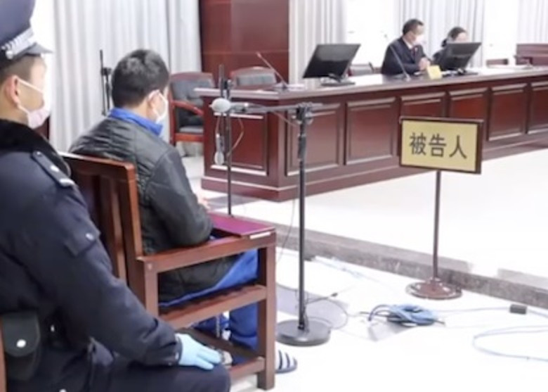 Bị cáo Trần Cương bị tuyên phạt 18 tháng tù vì cản trở thi hành công vụ trong chống dịch (Ảnh: Đông Phương) Bị cáo Trần Cương bị tuyên phạt 18 tháng tù vì cản trở thi hành công vụ trong chống dịch (Ảnh: Đông Phương)