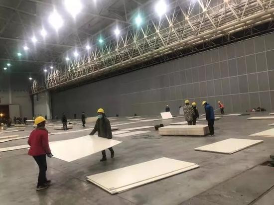 Xây dựng bệnh viện tạm trong Trung tâm Triển lãm Quốc tế Vũ Hán (Ảnh: Guancha) Xây dựng bệnh viện tạm trong Trung tâm Triển lãm Quốc tế Vũ Hán (Ảnh: Guancha)