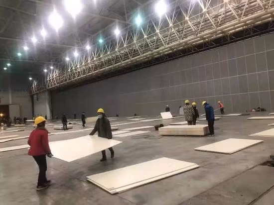 Xây dựng bệnh viện tạm trong Trung tâm Triển lãm Quốc tế Vũ Hán (Ảnh: Guancha)