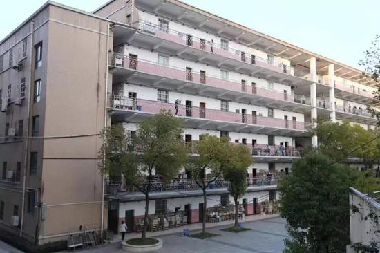 Trường trung học Thạch Bài Lĩnh biến thành bệnh viện 50 phòng với 800 giường (Ảnh: Guancha) Trường trung học Thạch Bài Lĩnh biến thành bệnh viện 50 phòng với 800 giường (Ảnh: Guancha)