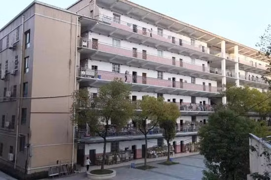 Trường trung học Thạch Bài Lĩnh biến thành bệnh viện 50 phòng với 800 giường (Ảnh: Guancha)