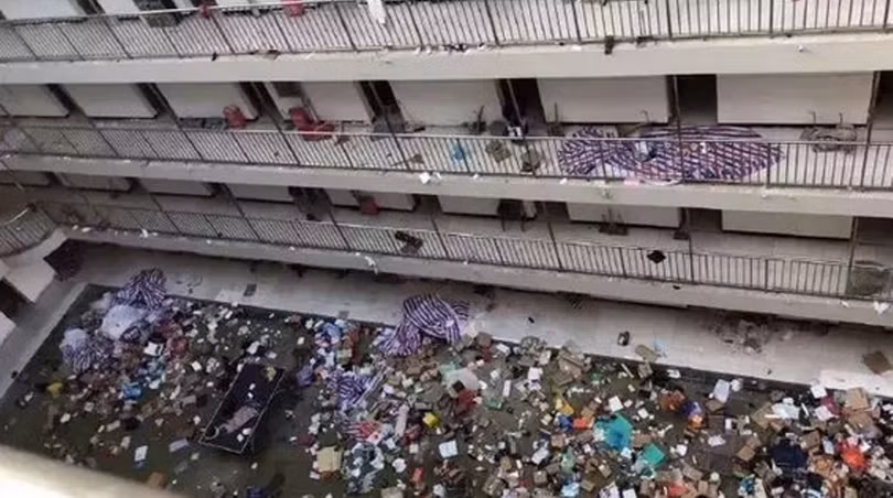 Đồ dùng của học sinh trong khu kí túc xá bị vứt bỏ bừa bãi xuống sân để lấy chỗ làm phòng bệnh (Ảnh: Sina) Đồ dùng của học sinh trong khu kí túc xá bị vứt bỏ bừa bãi xuống sân để lấy chỗ làm phòng bệnh (Ảnh: Sina)