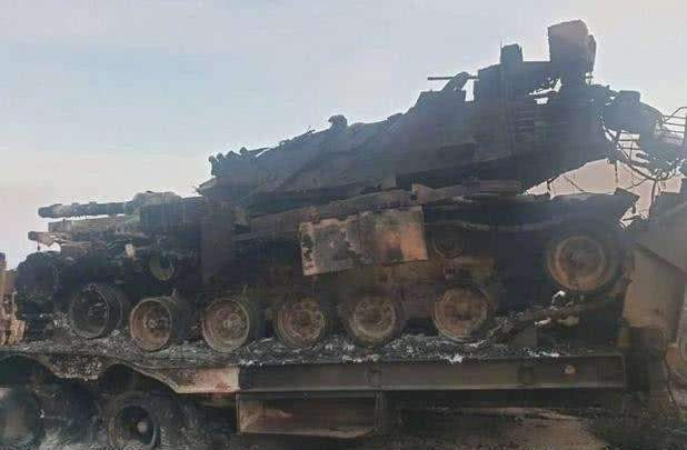 Xác xe tăng Thổ Nhĩ Kỳ bị trúng bom (Ảnh: Sohu)