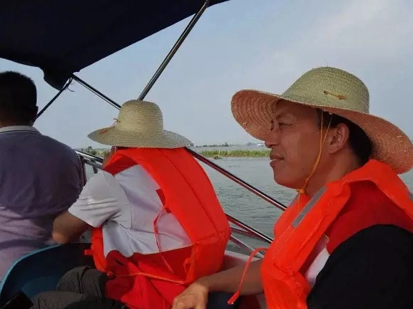 Ông Trương Khâm (phải), Phó Chủ tịch Hội Chữ thập đỏ tỉnh Hồ Bắc, bị bãi chức vì vi phạm trong công tác phân phối vật tư phòng chống dịch (Ảnh: Đa Chiều) Ông Trương Khâm (phải), Phó Chủ tịch Hội Chữ thập đỏ tỉnh Hồ Bắc, bị bãi chức vì vi phạm trong công tác phân phối vật tư phòng chống dịch (Ảnh: Đa Chiều)