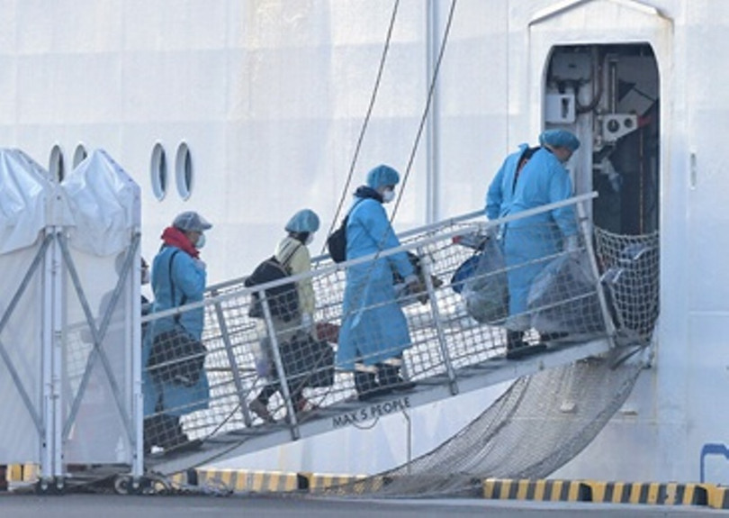 Các quan chức Nhật lên tàu Diamond Princess để kiểm tra công tác phòng dịch (Ảnh: Guancha)