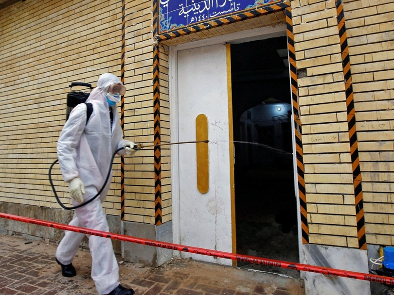 Nhân viên phòng dịch phun thuốc khử trùng tại các khu dân cư (Ảnh: Reuters)