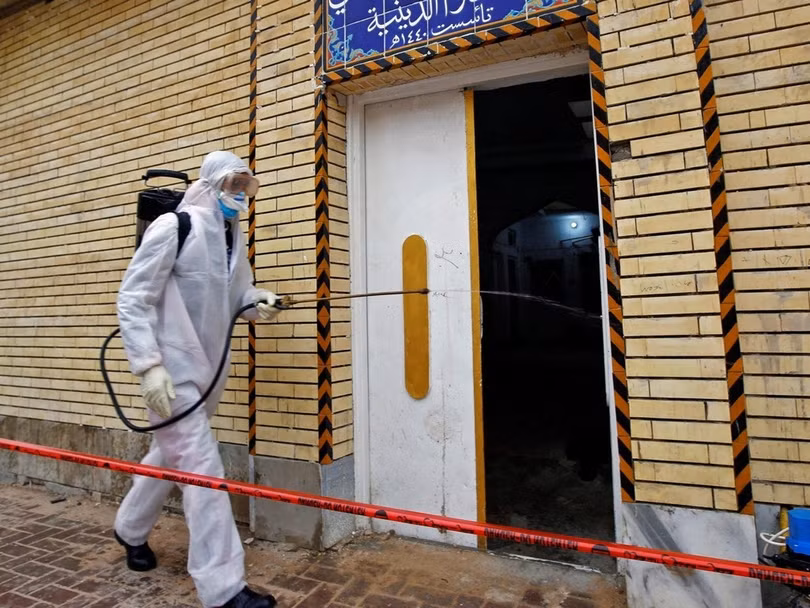 Nhân viên phòng dịch phun thuốc khử trùng tại các khu dân cư (Ảnh: Reuters) Nhân viên phòng dịch phun thuốc khử trùng tại các khu dân cư (Ảnh: Reuters)