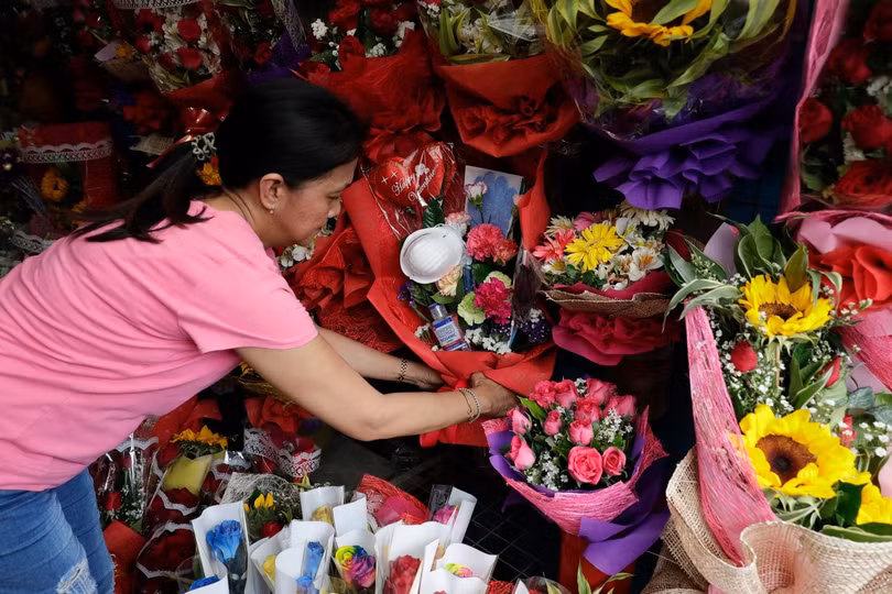 Bà chủ Mary Jane Villegas ở khu Arabang, Manila đang chuẩn bị những món quà “Anti – nCoV” cùng với những bó hoa để bán nhân ngày Tết Tình yêu (Ảnh: AP)