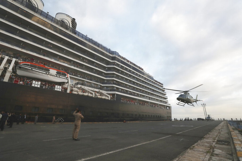 Trực thăng chở Thủ tướng Campuchia Hun Sen tới chào đón các du khách lên bờ (Ảnh: AP) Trực thăng chở Thủ tướng Campuchia Hun Sen tới chào đón các du khách lên bờ (Ảnh: AP)