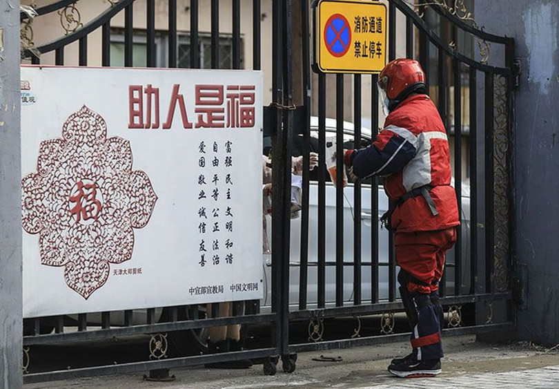 Người ship đồ ăn cũng không được ra vào khu vực dân cư (Ảnh: mybluemix.net)