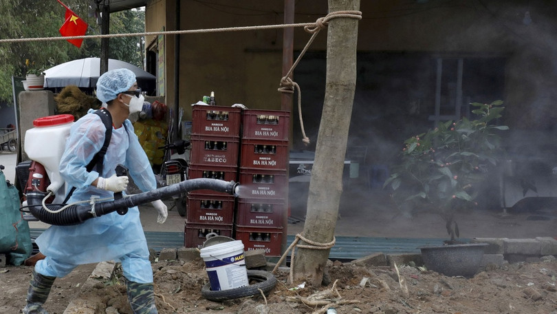 Nhân viên phòng dịch phun thuốc khử trùng trong khu vực cách ly xã Sơn Lôi (Ảnh: Đa Chiều). Nhân viên phòng dịch phun thuốc khử trùng trong khu vực cách ly xã Sơn Lôi (Ảnh: Đa Chiều).