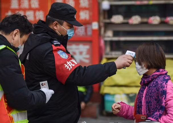 Chính sách thưởng tiền cho người bị sốt ở Hồ Bắc đang gây tranh cãi (Ảnh: Đông Phương)