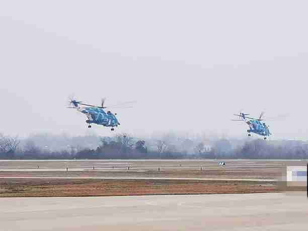 Hai máy bay trực thăng được PLA huy động chở hàng giúp Vũ Hán (Ảnh: Đa Chiều) Hai máy bay trực thăng được PLA huy động chở hàng giúp Vũ Hán (Ảnh: Đa Chiều)