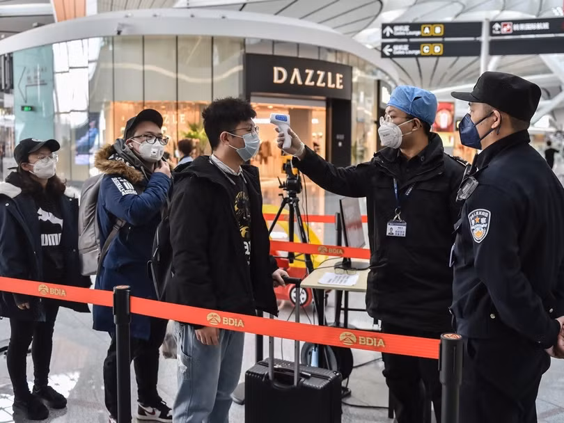 Sau khi dịch bệnh bùng phát, hầu hết người dân Trung Quốc đều phải đeo khẩu trang (Ảnh: Tân Hoa xã)