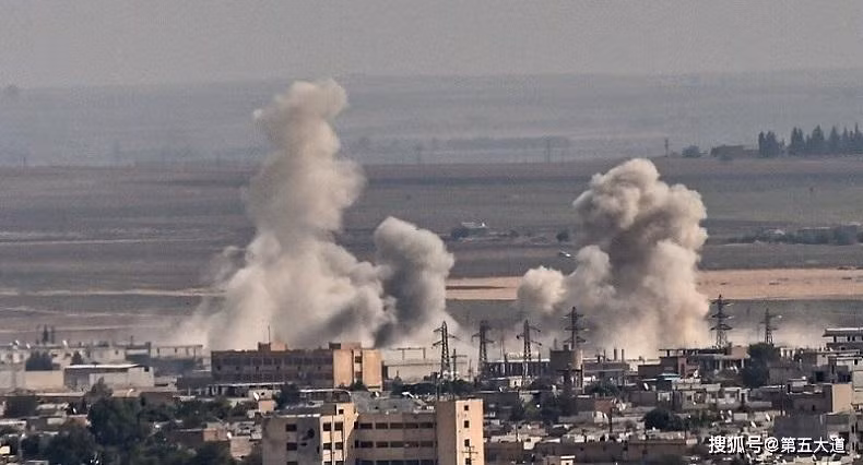 Lực lượng quân đội chính phủ tấn công giành lại quyền kiểm soát từ lực lượng vũ trang chống chính phủ được Thổ Nhĩ Kỳ ủng hộ (Ảnh: Sohu)