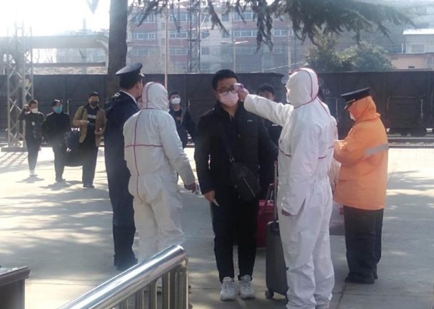 Kiểm tra người nghi bị bệnh trên đường phố ở Hồ Bắc (Ảnh Đa Chiều)