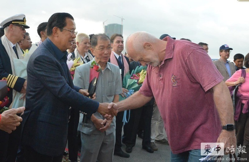 Thủ tướng Campuchia Hun Sen đón hành khách lên bờ tại cảng Sihanoukville (Ảnh: Thời báo Campuchia -Trung Quốc).