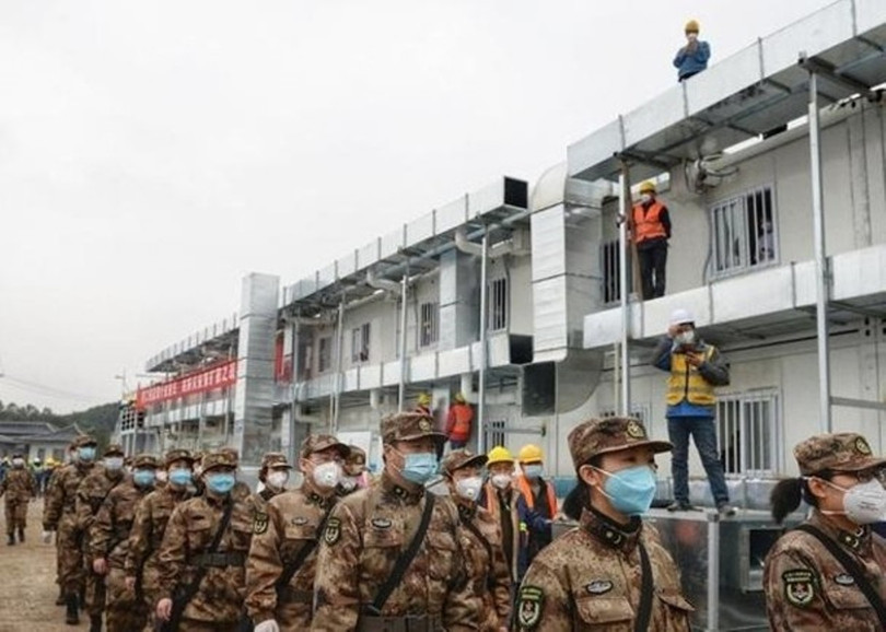 Lực lượng quân y kéo vào tiếp quản bệnh viện dã chiến ngàn giường Hỏa Thần Sơn ở Vũ Hán (Ảnh: Guancha).