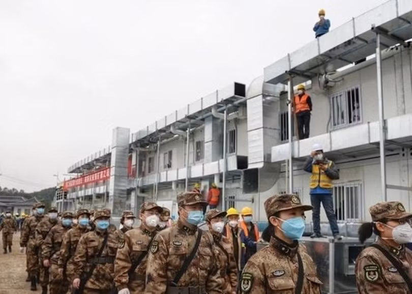 Lực lượng quân y kéo vào tiếp quản bệnh viện dã chiến ngàn giường Hỏa Thần Sơn ở Vũ Hán (Ảnh: Guancha).